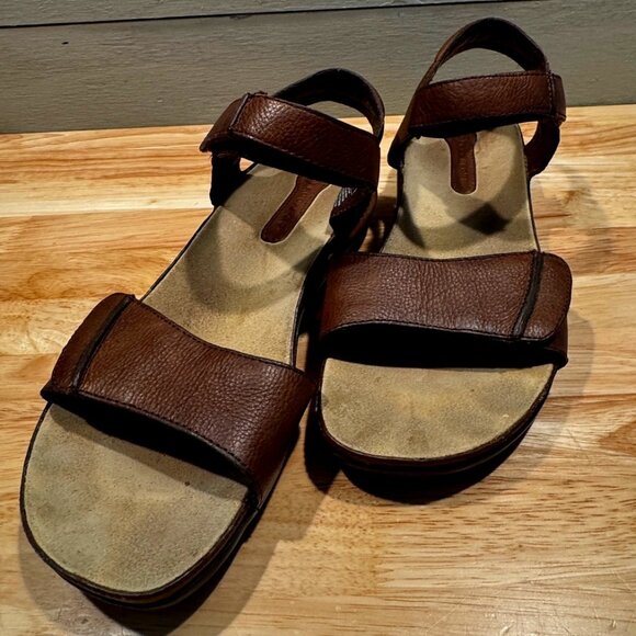 ROCKPORT ~ Sandals Women Size 9.5 - Brown Leather Low Wedge w Adjustable Straps - Picture 1 of 9